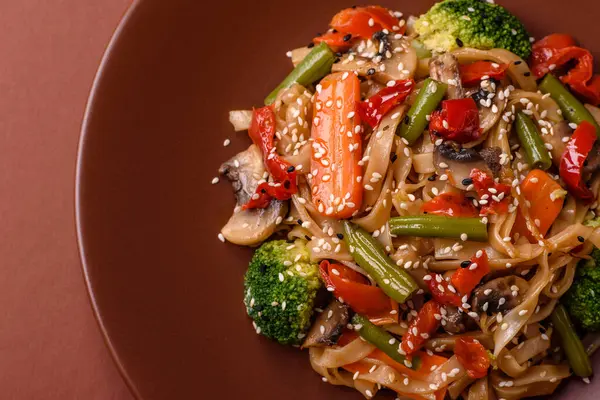 Çin ya da Tayland yemeği, etli, tuzlu ve baharatlı pirinç eriştesi. Arka plan olarak Asya yemekleri