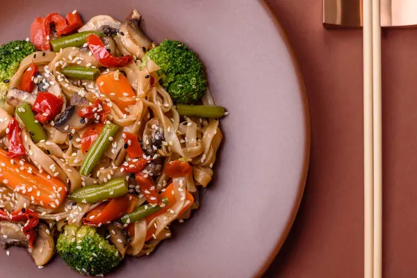 Çin ya da Tayland yemeği, etli, tuzlu ve baharatlı pirinç eriştesi. Arka plan olarak Asya yemekleri