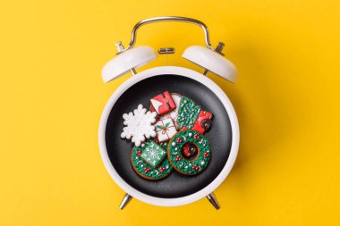 Noel, zencefilli çörek ya da klasik bir saatin üzerindeki bir tabakta bisküvi. Noel zamanı kavramsal arka plan, şenlikli tatlılar ve pastalar