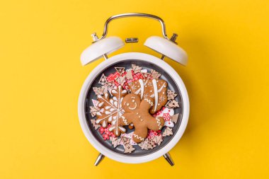 Noel, zencefilli çörek ya da klasik bir saatin üzerindeki bir tabakta bisküvi. Noel zamanı kavramsal arka plan, şenlikli tatlılar ve pastalar