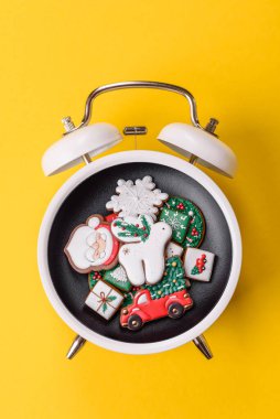 Noel, zencefilli çörek ya da klasik bir saatin üzerindeki bir tabakta bisküvi. Noel zamanı kavramsal arka plan, şenlikli tatlılar ve pastalar