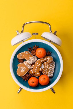 Noel, zencefilli çörek ya da klasik bir saatin üzerindeki bir tabakta bisküvi. Noel zamanı kavramsal arka plan, şenlikli tatlılar ve pastalar