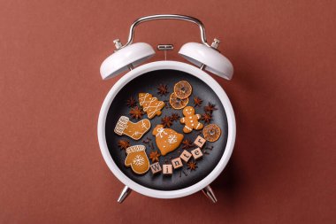 Noel, zencefilli çörek ya da klasik bir saatin üzerindeki bir tabakta bisküvi. Noel zamanı kavramsal arka plan, şenlikli tatlılar ve pastalar