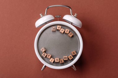 Noel, zencefilli çörek ya da klasik bir saatin üzerindeki bir tabakta bisküvi. Noel zamanı kavramsal arka plan, şenlikli tatlılar ve pastalar