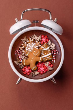 Noel, zencefilli çörek ya da klasik bir saatin üzerindeki bir tabakta bisküvi. Noel zamanı kavramsal arka plan, şenlikli tatlılar ve pastalar