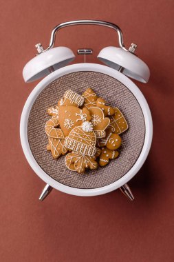 Noel, zencefilli çörek ya da klasik bir saatin üzerindeki bir tabakta bisküvi. Noel zamanı kavramsal arka plan, şenlikli tatlılar ve pastalar