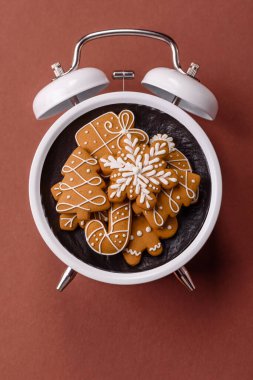 Noel, zencefilli çörek ya da klasik bir saatin üzerindeki bir tabakta bisküvi. Noel zamanı kavramsal arka plan, şenlikli tatlılar ve pastalar