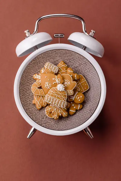 Noel, zencefilli çörek ya da klasik bir saatin üzerindeki bir tabakta bisküvi. Noel zamanı kavramsal arka plan, şenlikli tatlılar ve pastalar