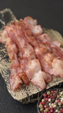 Kızarmış domuz pastırması, İngiliz kahvaltısı için domuz rostosu. Sabah sofrası için kızarmış pastırma.