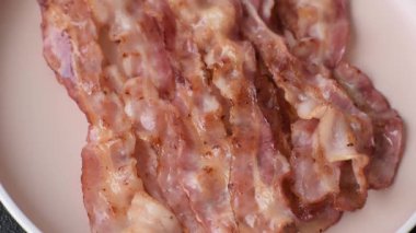 Kızarmış domuz pastırması, İngiliz kahvaltısı için domuz rostosu. Sabah sofrası için kızarmış pastırma.