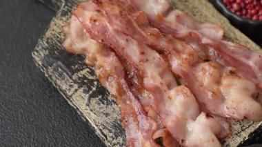 Kızarmış domuz pastırması, İngiliz kahvaltısı için domuz rostosu. Sabah sofrası için kızarmış pastırma.