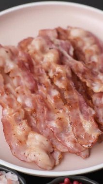 Kızarmış domuz pastırması, İngiliz kahvaltısı için domuz rostosu. Sabah sofrası için kızarmış pastırma.