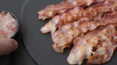 Kızarmış domuz pastırması, İngiliz kahvaltısı için domuz rostosu. Sabah sofrası için kızarmış pastırma.