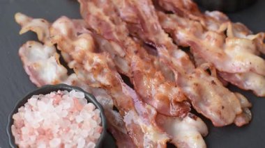 Kızarmış domuz pastırması, İngiliz kahvaltısı için domuz rostosu. Sabah sofrası için kızarmış pastırma.