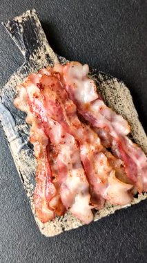 Kızarmış domuz pastırması, İngiliz kahvaltısı için domuz rostosu. Sabah sofrası için kızarmış pastırma.