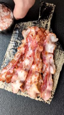 Kızarmış domuz pastırması, İngiliz kahvaltısı için domuz rostosu. Sabah sofrası için kızarmış pastırma.