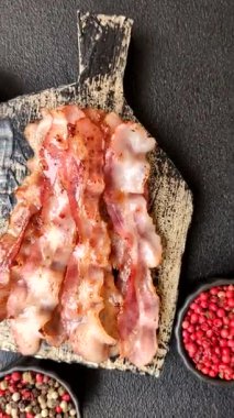 Kızarmış domuz pastırması, İngiliz kahvaltısı için domuz rostosu. Sabah sofrası için kızarmış pastırma.