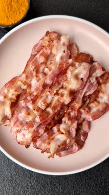 Kızarmış domuz pastırması, İngiliz kahvaltısı için domuz rostosu. Sabah sofrası için kızarmış pastırma.