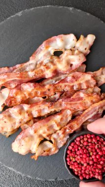 Kızarmış domuz pastırması, İngiliz kahvaltısı için domuz rostosu. Sabah sofrası için kızarmış pastırma.