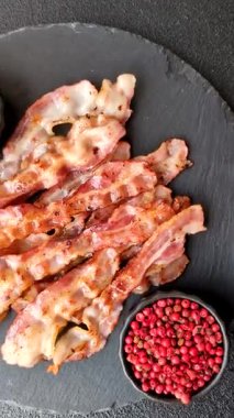 Kızarmış domuz pastırması, İngiliz kahvaltısı için domuz rostosu. Sabah sofrası için kızarmış pastırma.