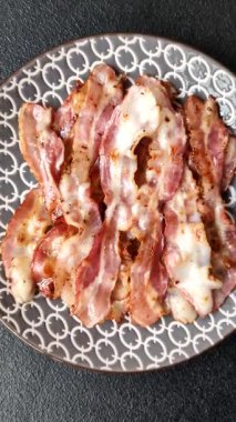 Kızarmış domuz pastırması, İngiliz kahvaltısı için domuz rostosu. Sabah sofrası için kızarmış pastırma.