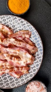 Kızarmış domuz pastırması, İngiliz kahvaltısı için domuz rostosu. Sabah sofrası için kızarmış pastırma.