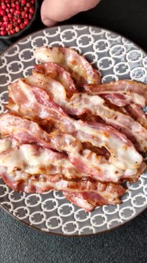 Kızarmış domuz pastırması, İngiliz kahvaltısı için domuz rostosu. Sabah sofrası için kızarmış pastırma.