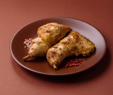 Kızarmış tavuk budu ya da çeyreklik. Seramik tabakta tuzlu ve baharatlı ızgara et.