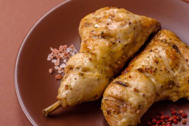 Kızarmış tavuk budu ya da çeyreklik. Seramik tabakta tuzlu ve baharatlı ızgara et.