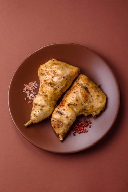 Kızarmış tavuk budu ya da çeyreklik. Seramik tabakta tuzlu ve baharatlı ızgara et.