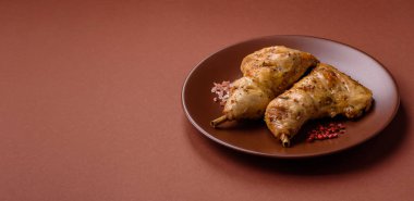 Kızarmış tavuk budu ya da çeyreklik. Seramik tabakta tuzlu ve baharatlı ızgara et.