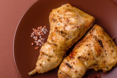 Kızarmış tavuk budu ya da çeyreklik. Seramik tabakta tuzlu ve baharatlı ızgara et.