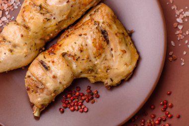 Kızarmış tavuk budu ya da çeyreklik. Seramik tabakta tuzlu ve baharatlı ızgara et.