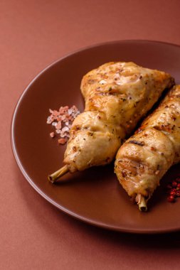 Kızarmış tavuk budu ya da çeyreklik. Seramik tabakta tuzlu ve baharatlı ızgara et.