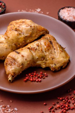 Kızarmış tavuk budu ya da çeyreklik. Seramik tabakta tuzlu ve baharatlı ızgara et.