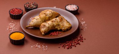 Kızarmış tavuk budu ya da çeyreklik. Seramik tabakta tuzlu ve baharatlı ızgara et.