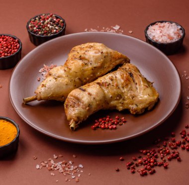 Kızarmış tavuk budu ya da çeyreklik. Seramik tabakta tuzlu ve baharatlı ızgara et.