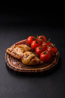 Kızarmış tavuk budu ya da çeyreklik. Seramik tabakta tuzlu ve baharatlı ızgara et.