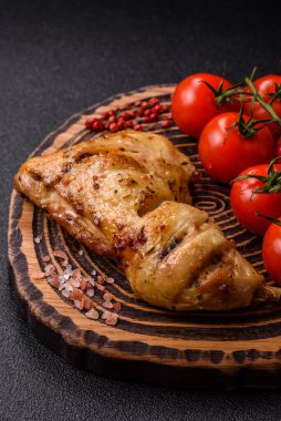 Kızarmış tavuk budu ya da çeyreklik. Seramik tabakta tuzlu ve baharatlı ızgara et.