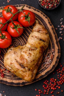 Kızarmış tavuk budu ya da çeyreklik. Seramik tabakta tuzlu ve baharatlı ızgara et.