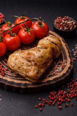 Kızarmış tavuk budu ya da çeyreklik. Seramik tabakta tuzlu ve baharatlı ızgara et.