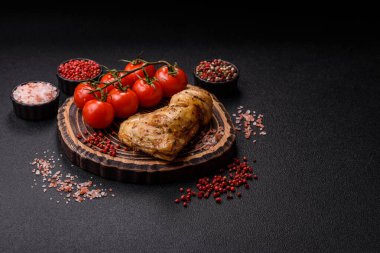 Kızarmış tavuk budu ya da çeyreklik. Seramik tabakta tuzlu ve baharatlı ızgara et.