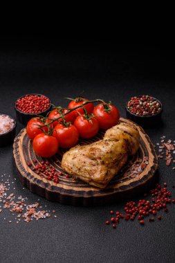 Kızarmış tavuk budu ya da çeyreklik. Seramik tabakta tuzlu ve baharatlı ızgara et.