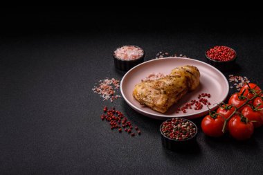 Kızarmış tavuk budu ya da çeyreklik. Seramik tabakta tuzlu ve baharatlı ızgara et.