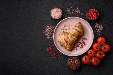 Kızarmış tavuk budu ya da çeyreklik. Seramik tabakta tuzlu ve baharatlı ızgara et.