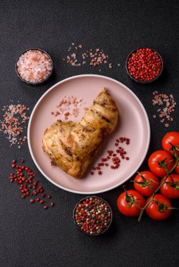 Kızarmış tavuk budu ya da çeyreklik. Seramik tabakta tuzlu ve baharatlı ızgara et.