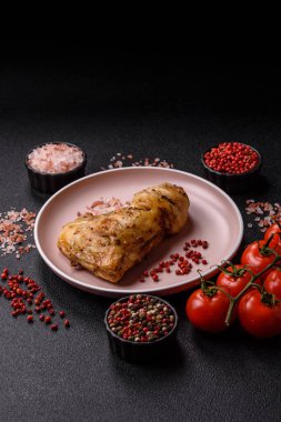 Kızarmış tavuk budu ya da çeyreklik. Seramik tabakta tuzlu ve baharatlı ızgara et.