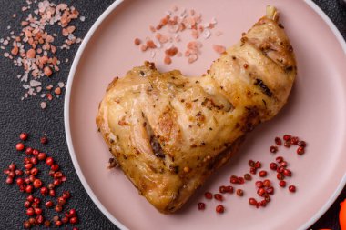 Kızarmış tavuk budu ya da çeyreklik. Seramik tabakta tuzlu ve baharatlı ızgara et.