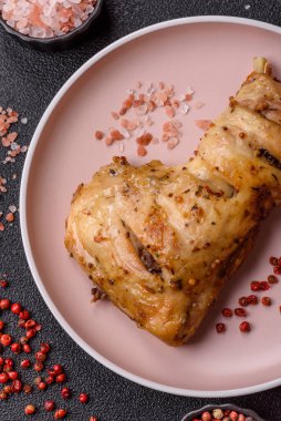 Kızarmış tavuk budu ya da çeyreklik. Seramik tabakta tuzlu ve baharatlı ızgara et.