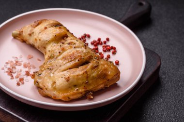 Kızarmış tavuk budu ya da çeyreklik. Seramik tabakta tuzlu ve baharatlı ızgara et.
